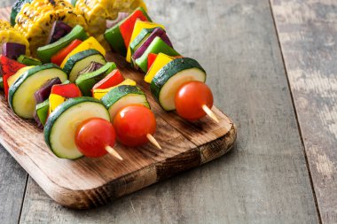 Ahşap masa üzerinde sebze şişleri