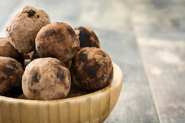  Tahta masada çikolatalı trüf mantarı