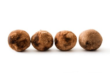 Beyaz arka plan üzerinde izole ev yapımı çikolata truffles