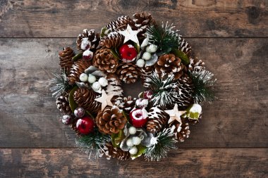 Tahta arka planda Noel çelengi