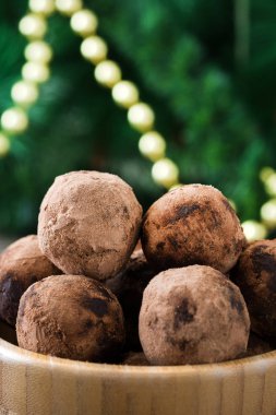 Noel çikolata truffles ve Noel dekorasyonu ahşap tablo