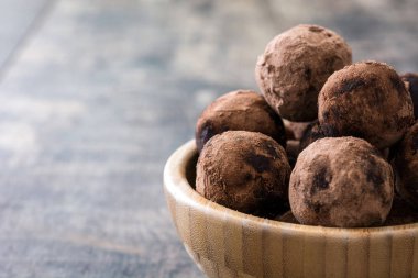 Ahşap masa üzerinde ev yapımı çikolata truffles