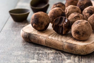 Ahşap masa üzerinde ev yapımı çikolata truffles