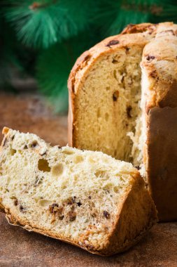 Noel kek panettone ve rustik arka plan üzerinde Noel ağacı