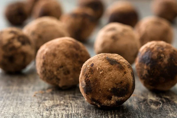 Ahşap masa üzerinde ev yapımı çikolata truffles