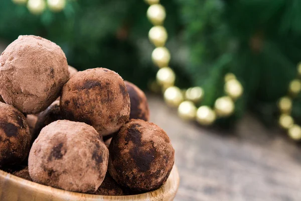 Noel çikolata truffles ve Noel dekorasyonu ahşap tablo