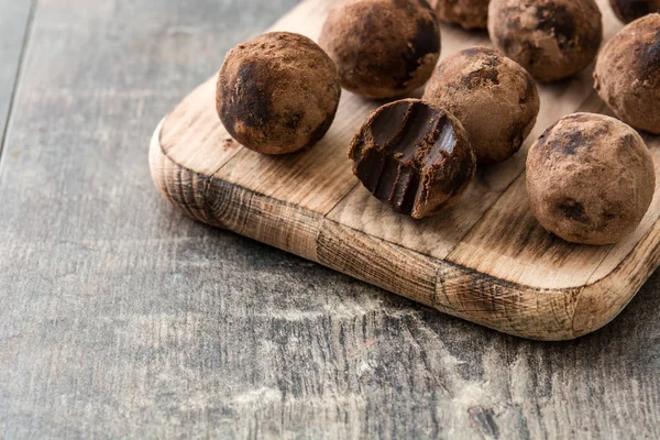 Ahşap masa üzerinde ev yapımı çikolata truffles