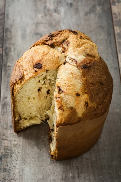 Kerst cake panettone op houten achtergrond — Stockfoto