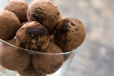 Bir fincan ev yapımı çikolata truffles
