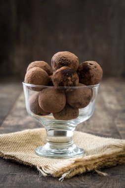 Bir fincan ev yapımı çikolata truffles