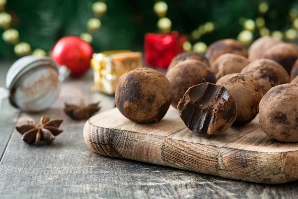 Weihnachtsschokolade Trüffel und Weihnachtsdekoration auf Holztisch — Stockfoto