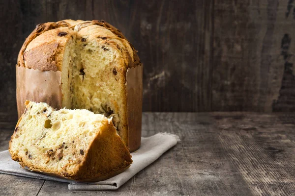 Noel kek panettone rustik ahşap arka plan üzerinde