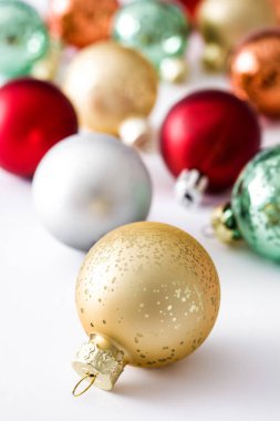 Beyaz arkaplanda izole edilmiş noel topları