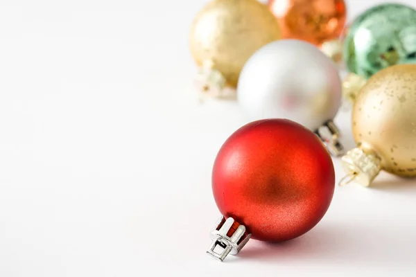 Bolas de Navidad aisladas sobre fondo blanco — Foto de Stock