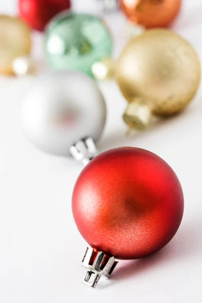 Kerstballen geïsoleerd op witte achtergrond — Stockfoto