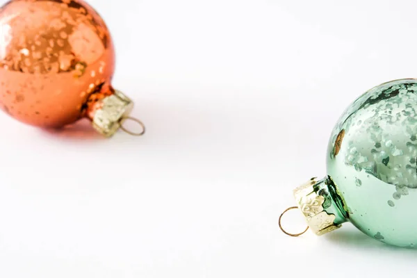 Bolas de Navidad aisladas sobre fondo blanco — Foto de Stock