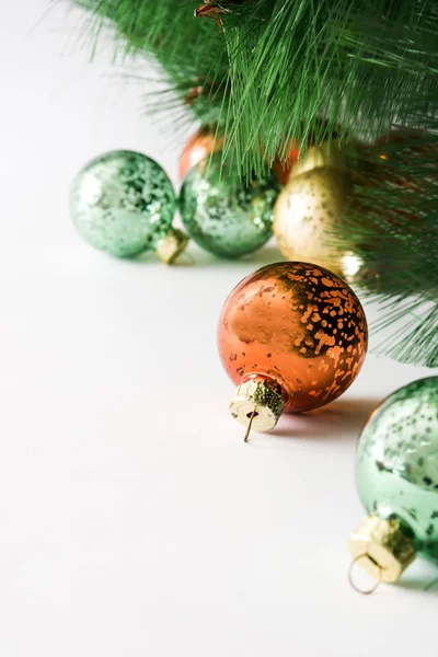 Bolas de Navidad aisladas sobre fondo blanco — Foto de Stock