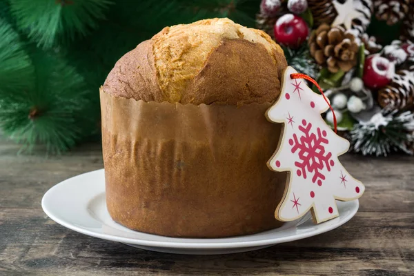 Bolo de Natal panettone em um fundo de madeira rústico — Fotografia de Stock