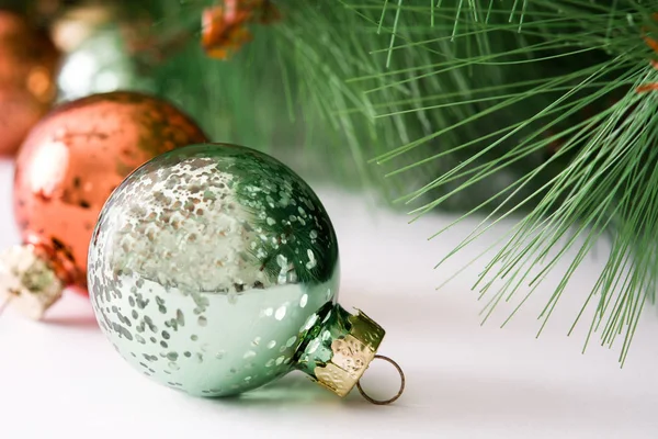 Christmas bollar och julgran isolerad på vit bakgrund — Stockfoto