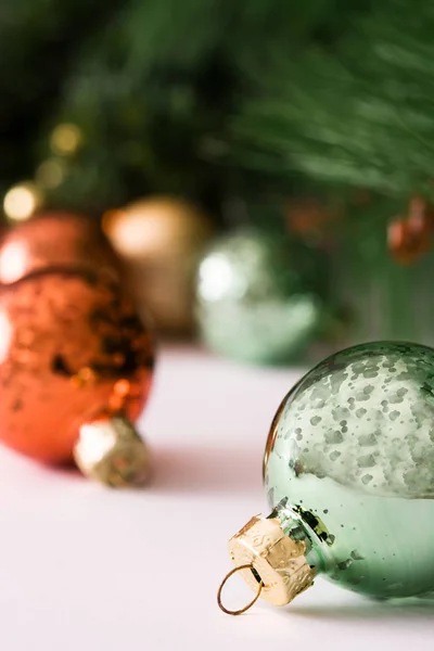 Kerstballen en kerstboom geïsoleerd op witte achtergrond — Stockfoto