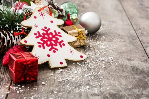 Adornos de Navidad sobre fondo de madera — Foto de Stock