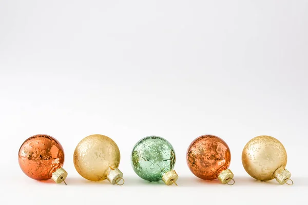 Bolas de Navidad aisladas sobre fondo blanco — Foto de Stock