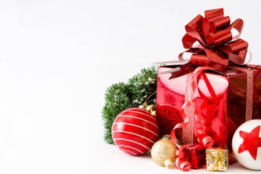 Kırmızı hediye kutusu ve beyaz arka plan üzerinde izole Noel topları