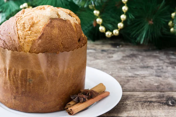 Weihnachtskuchen Panettone und Weihnachtsdekoration auf Holzgrund — Stockfoto