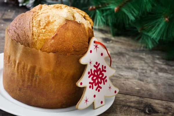 Christmas tårta panettone och juldekoration på trä bakgrund — Stockfoto