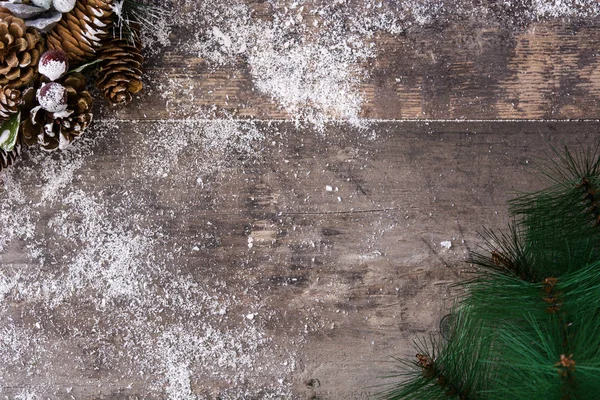 Sfondo natalizio con ornamenti e albero — Foto Stock