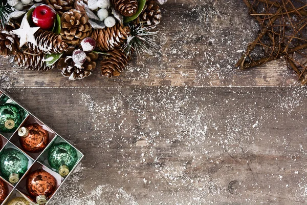 Weihnachtskugeln und Ornamente auf Holzgrund — Stockfoto