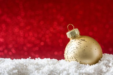 Noel top kar ve kırmızı parlak arka plan