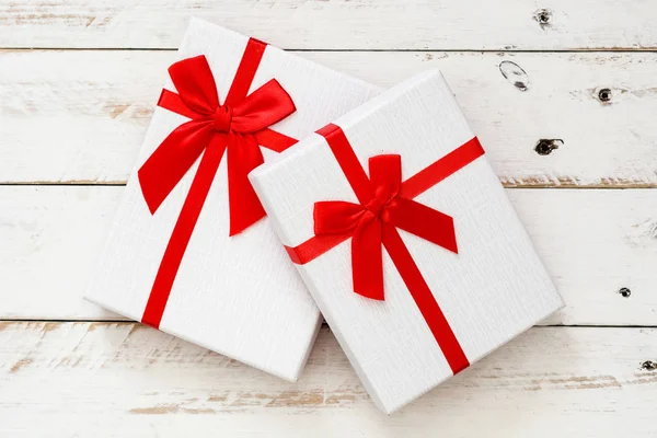 Witte geschenkdozen op witte houten achtergrond — Stockfoto