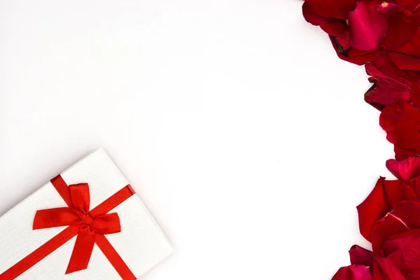 Caja de regalo blanca y rosas rojas sobre fondo blanco — Foto de Stock