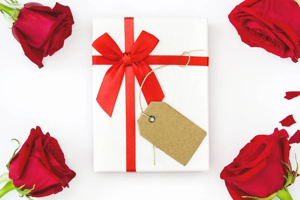 Caja de regalo blanca y rosas rojas sobre fondo blanco — Foto de Stock