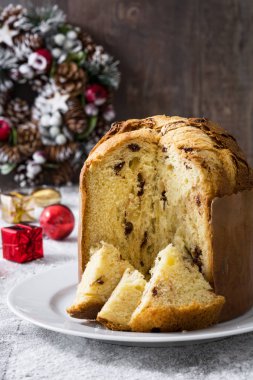 Noel kek panettone ve Noel dekorasyonu ahşap arka plan üzerinde