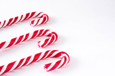 Beyaz arkaplanda izole edilmiş şeker çubuğu