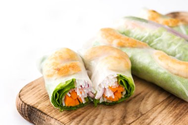 Vietnamca sebze, pirinç noodle ve beyaz arka plan üzerinde izole karides ile rulo