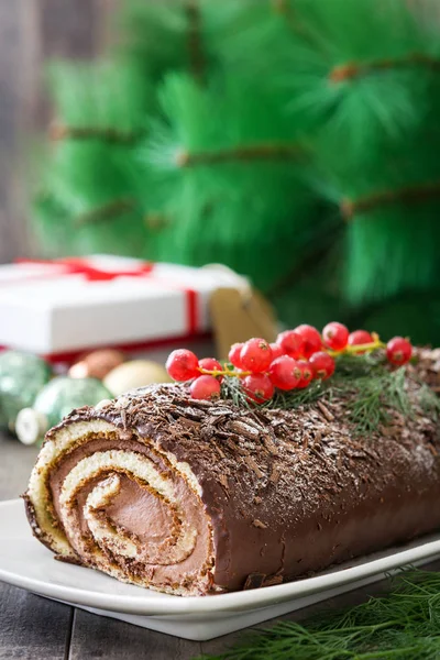 Chocolate yule log pastel de Navidad con grosella roja —  Fotos de Stock