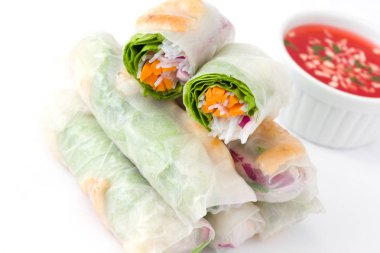 Sebze, pirinç noodle ve beyaz arka plan üzerinde izole tatlı biber soslu karides ile Vietnam usulü ekmek