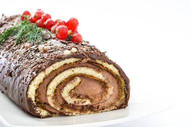 Çikolata yule log Noel Kek ile beyaz arka plan üzerinde izole kırmızı kuş üzümü