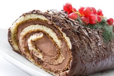 Çikolata yule log Noel Kek ile beyaz arka plan üzerinde izole kırmızı kuş üzümü