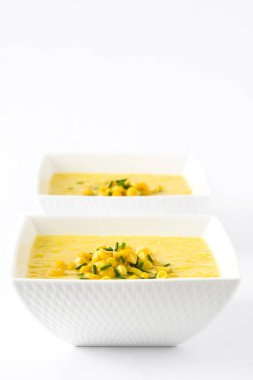 Beyaz arka plan üzerinde izole beyaz kase mısır çorbası