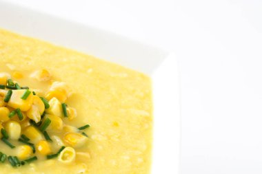 Beyaz arka plan üzerinde izole beyaz kase mısır çorbası