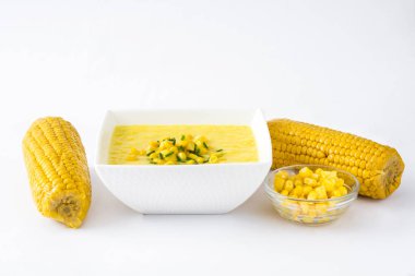 Beyaz arka plan üzerinde izole beyaz kase mısır çorbası