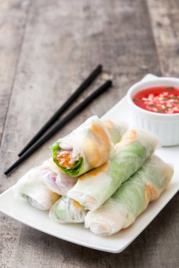 Sebze, pirinç noodle ve karides ile Vietnam usulü ekmek 