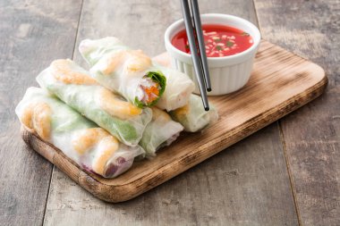 Sebze, pirinç noodle ve karides ile Vietnam usulü ekmek 