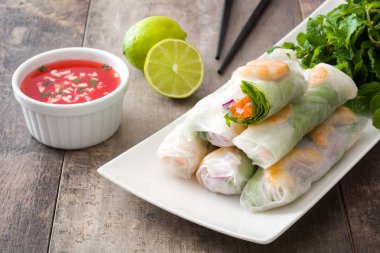 Sebze, pirinç noodle ve ahşap arka plan üzerinde karides ile Vietnam usulü ekmek