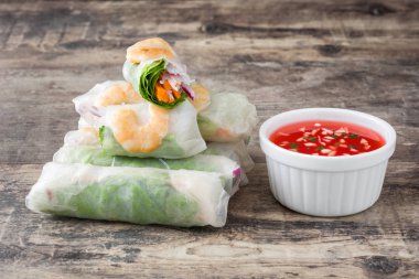 Sebze, pirinç noodle ve ahşap arka plan üzerinde karides ile Vietnam usulü ekmek