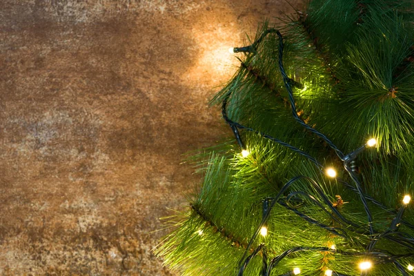 Weihnachtsbaum und Lichter auf rostigem Hintergrund — Stockfoto